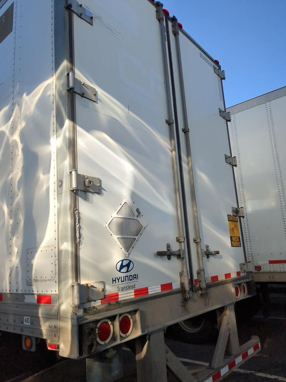 2016 HYUNDAI DRY VAN - image 4 of 6